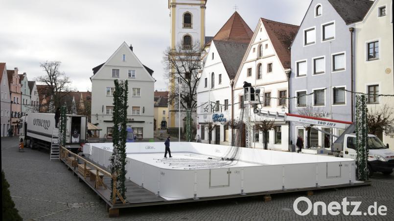 Auf- oder Abbau? Das ist vielen Passanten am Mittwoch nicht ganz klar. Doch die Arbeiter nehmen tatsächlich den Feinschliff an der Eisbahn vor. Bild: Martin Zimmer