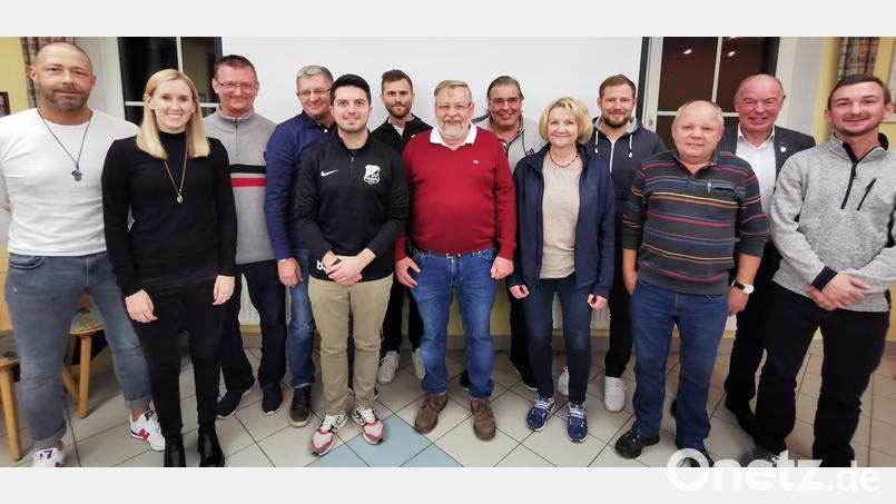 Der SV Köfering wählt einen neuen Vorstand (von links): Christian Spielvogel, Anja Belmer, Heinz Niklas, Martin Belmer, Christopher Ernst, Patrick Arbogast, Vorsitzender Johann Weigl, Ulrich Schenkl, Annette Weigl, André Nimsch, Edmund Hirsch, Bürgermeister Roland Strehl und Maximilian Hirsch. Bild: Michael Belmer/exb