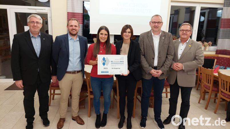Bei der Übergabe: Thomas Graml (Bezirksvorsitzender des Bayerischen Fußballverbandes), Kreis-Ehrenamtsbeauftragter Christoph Kellner, Beiratsmitglied Melena Sommerer, Zweite Vorsitzende Christina Püschl, Vorsitzender Jürgen Zweck und Bürgermeister Martin Preuß. Bild: Stephanie Wischert