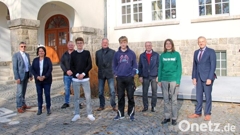 Die &quot;Neuen&quot; und die Geehrten zusammen mit dem Landkreischef und Vertretern der Personalverwaltung und des Personalrates. Von links: Personalchef Walter Brucker, Personalratsvorsitzende Ramona Wiesent, Michael Betz, Luca Braun Konrad Arnold, Leo Krogmann, Max Bindl, Charlotte Förster und Landrat Roland Grillmeier. Bild: Fabian Polster/Landratsamt/exb