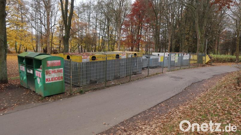 Bei diesen Containern im Turnerweg, direkt am Gelände des Tennisclubs Grün-Rot Weiden, wollte eine Weidenerin eine Bombe gesehen haben. Sie alarmierte die Polizei, was am Freitagabend für mächtig Aufruhr sorgte. Bild: Kunz