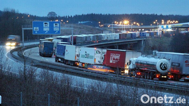 Lkw-Stau am Grenzübergang Waidhaus: Der Warenverkehr zwischen Tschechien und Ostbayern soll angekurbelt werden. Archivbild: Ingrid Popp