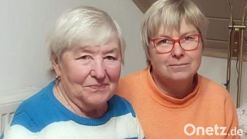 Gut gelaunt feiert Helga Hölzel ihren 85. Geburtstag. Mit ihrer Tochter Petra verbindet sie viele Gemeinsamkeiten. Hierzu zählt auch die Begeisterung für das Malen. Bild: lgc
