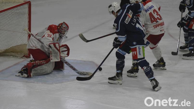 In Regensburg steigt am Freitag das Oberpfalzderby zwischen den Eisbären und den Blue Devils Weiden. Das erste Spiel (Szene mit Louis Latta vor dem Kasten von Eisbären-Keeper Patrick Berger) gewannen die Blue Devils mit 5:4 nach Penaltyschießen. Archivbild: gb