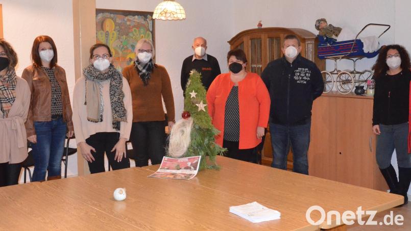 Sie alle wollen benachteiligten Kindern ein schönes Weihnachtsfest bereiten: (von links) Michaela Bäumler, Maria Hirnet, Ilona Forster, Stephanie Stahl, Josef Gebhardt, Tina Schneider, Jürgen Schneider, Diana Hermann und Hedwig Reger. Bild: Kunz
