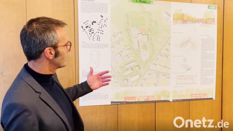 Neukirchens Bürgermeister und Schulverbandsvorsitzender Peter Achatzi stellte die Pläne des Gewinners aus dem Architektenwettbewerb vor. Im Altbau könnten Wohnungen entstehen. Bild: lei