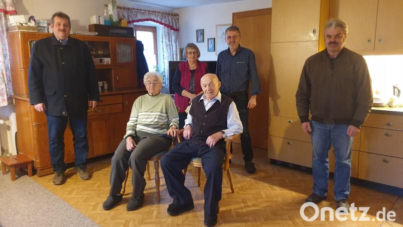 Bürgermeister Reinhard Kreuzer (links) und Dritter Bürgermeister Josef Fleißer (rechts) gratulierten Johann Süß (sitzend, rechts) im Namen der Stadt zum 101. Geburtstag. Bild: Stadt Schönsee/exb