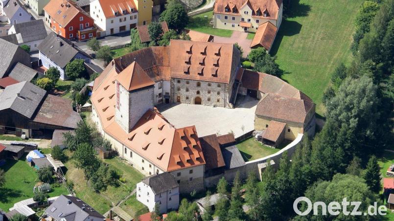 So die Pandemie es zulässt, wird der Hof der Burg Dagestein in Vilseck Kulisse für die szenische Umsetzung des Lebens des Manteler Räubers Franz Troglauer unter der Regie von Till Rickelt. Bild: Stadt Vilseck/exb