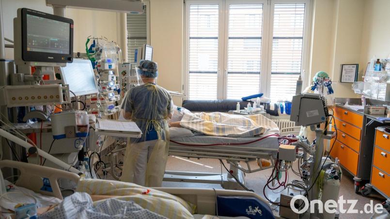 Die Corona-Situation in den Krankenhäusern in Amberg und Sulzbach-Rosenberg spitzt sich zu: In Sulzbach-Rosenberg sind noch zwei Intensivbetten frei, in Amberg noch vier. Symbolbild: Christophe Gateau/dpa