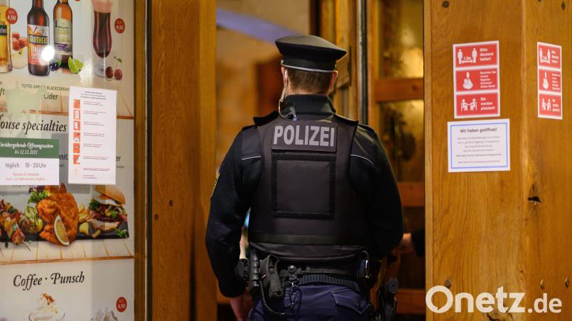 Seit Tagen ist die Polizei unterwegs, um in Gaststätten, Fitnessstudios, Spielhallen und bei Friseuren die verschärften Coronabestimmungen zu kontrollieren. Symbolbild: Robert Michael/dpa