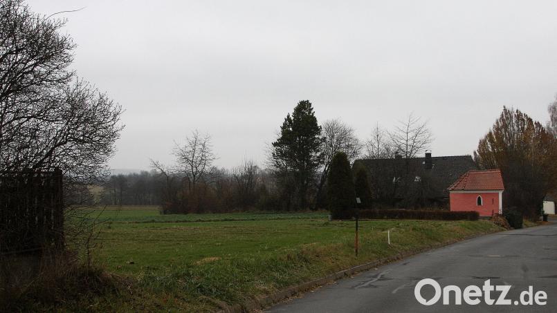 Von der Änderung des Bebauungsplans betroffen sind die derzeit noch freien Grundstücke an der St.-Anna-Kapelle im unteren Teil der Schönfelder Straße. Bild: wro