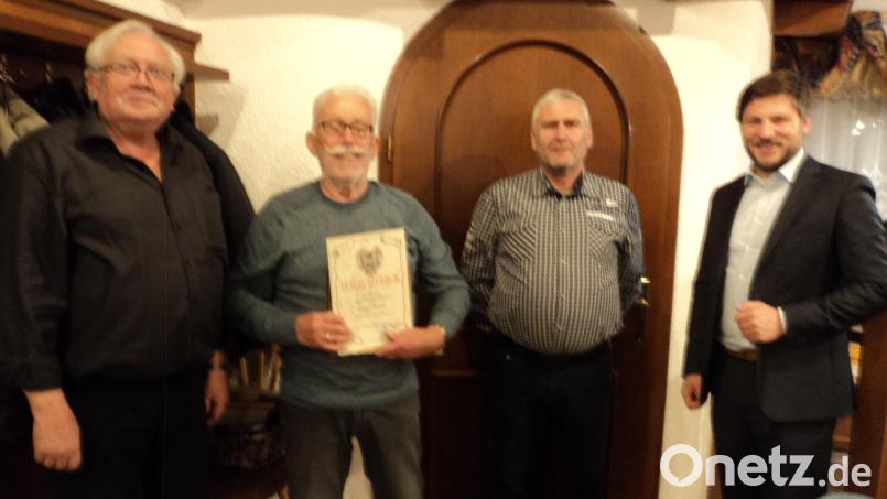 Das Bild entstand bei der Ehrung und zeigt (von links) Erich Seebauer, Robert Weigert, Franz Kummetsteiner und Bürgermeister Peter Neumeier. Bild: ksi