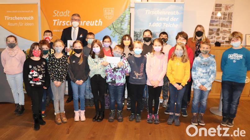 Bürgermeister Franz Stahl mit Lehrerin Corinna Arbter (hinten, rechts) und der Klasse 4b im Foyer des Rathauses. Bild: Stadt Tirschenreuth/exb
