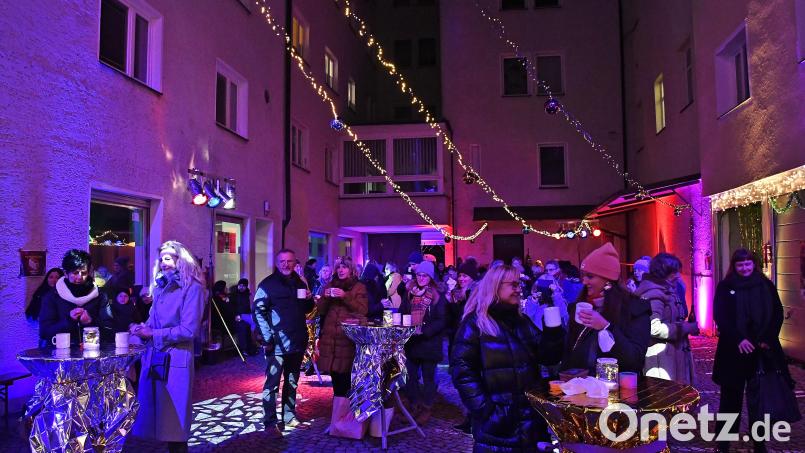 Vom Boden aus sahen die Gäste die Weihnachtsbeleuchtung, die an den Gebäuden des Hinterhofs hing. Bild: Petra Hartl