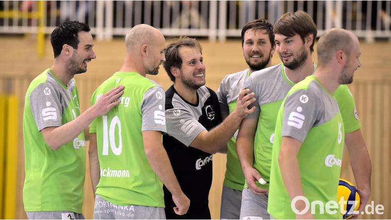 Die Volleyballer des VC Amberg um Spielertrainer Florian Birner (Mitte im dunklen Trikot) haben gut lachen. Sie spielen eine starke Saison, haben vier ihrer fünf Spiele gewonnen. Archivbild: Hubert Ziegler