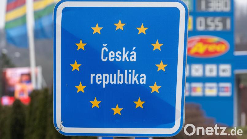 Ein Schild mit der Aufschrift "Tschechische Republik" steht kurz vor der deutsch-tschechischen Grenze. Bild: Armin Weigel/dpa