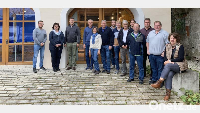 Im Bild (von links) Kämmerer Christian Link, Geschäftsleiterin Kerstin Brünning, Bürgermeister Roman Berr, Zweite Bürgermeisterin Lydia Zahner (Fünfte von links) und Gemeinderäte Christoph Miszka, Gerhardt Pirner, Markus Wagner, Christoph Pirner, Heinz Maschalek, Harald Heinl, Karl Adelmann, Ernst Scharr, Benjamin Rischkau und Sonja Kurz. Bild: Utz/Scharr