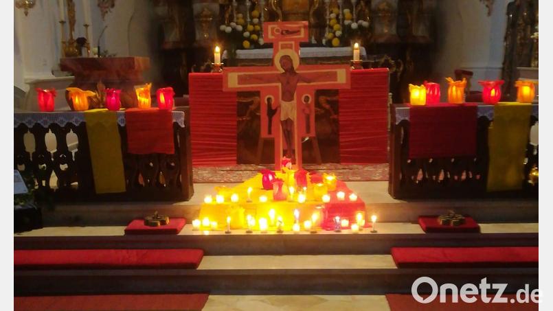 Die jungen Christen der Pfarrei Pullenreuth brachten ihre Kerzen mit ihren Anliegen zum Altar. Bild: twg
