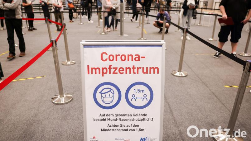 Zahlreiche Impflinge warten in einer Schlange in den Messehallen im Hamburg auf ihre Impfung. Nach wie vor ist die deutsche Impfquote zu niedrig. Symbolbild: Christian Charisius