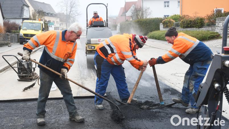 Letzte Arbeiten auf der Baustelle Mooslohstraße. Auf dem frisch asphaltierten Untergrund kann ab Freitagmittag der Verkehr wieder rollen. Bild: Gabi Schönberger