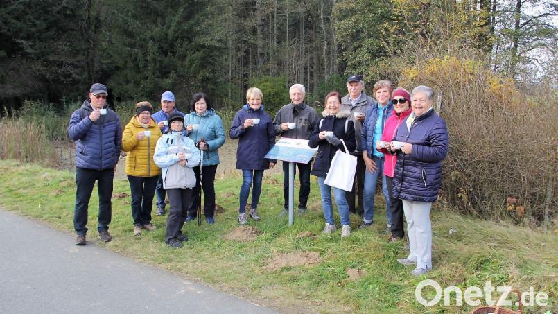 Marita Philipp (Dritte von rechts), Vorsitzende der KAB Waldershof, versorgte die KAB-Mitglieder aus Kulmain zur Halbzeit auf dem Weg mit Kaffee und Gebäck aus ihrem Picknickkorb. Bild: KAB Kulmain/exb