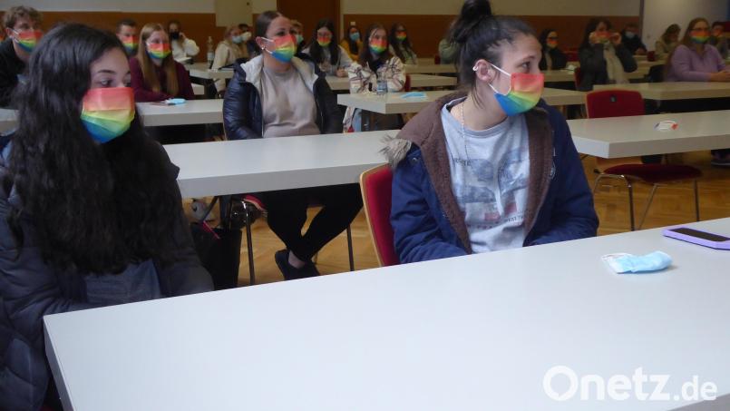 Mit bunten Masken folgten die Schüler den Erzählungen von Michael Buschheuer. Bild: bba