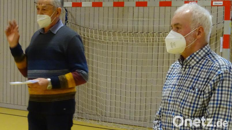 Fensterbach hat zwei neue Feldgeschworene. In der Dürnsrichter Schulturnhalle wurden Hans Hermann (links) und Erwin Bauer bei einer Gemeinderatssitzung auf ihr Amt vereidigt. Ihre Berufung geschieht auf Lebenszeit. Bild: hou