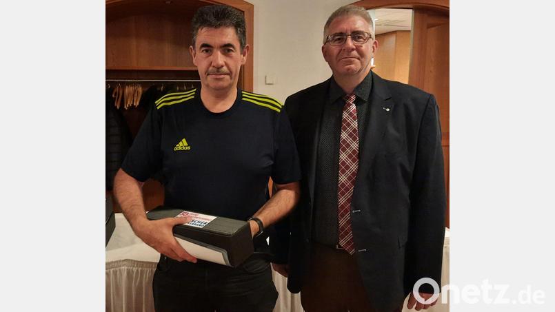 Manfred Bär (links) vom FC Edelsfeld wurde für seine jahrelange Tätigkeit als Abteilungsleiter, Trainer und Vorsitzender vom Bezirksvorsitzenden Thomas Graml (rechts) ausgezeichnet . Bild: Dennis Martin/BFV