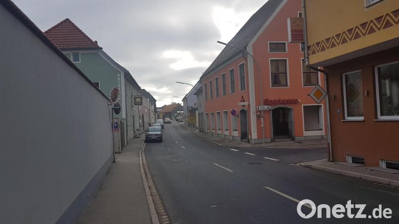 Für den von vielen Passanten geforderten Fußgängerüberweg in der Hauptstraße sehen die Gemeinderäte keine Machbarkeit. Bild: gi