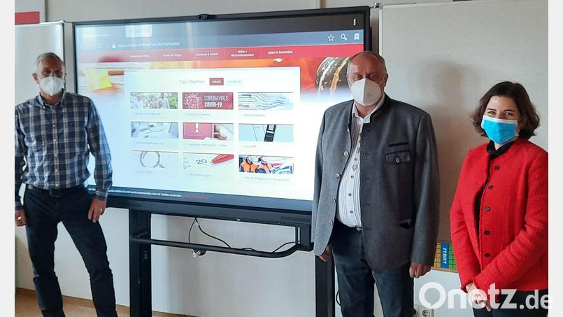 Die Ammerthaler Grundschule erhält vier digitale Tafeln (von links): Jürgen Drahota, der über die neue Technik informiert, Bürgermeister Anton Peter und Rektorin Andrea Konrad. Bild: oe