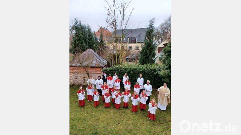 „Daumen hoch“, hieß es für die neuen Altardiener nach der Ministrantenaufnahme durch Stadtpfarrer Thomas Kraus (rechts). Bild: jzk