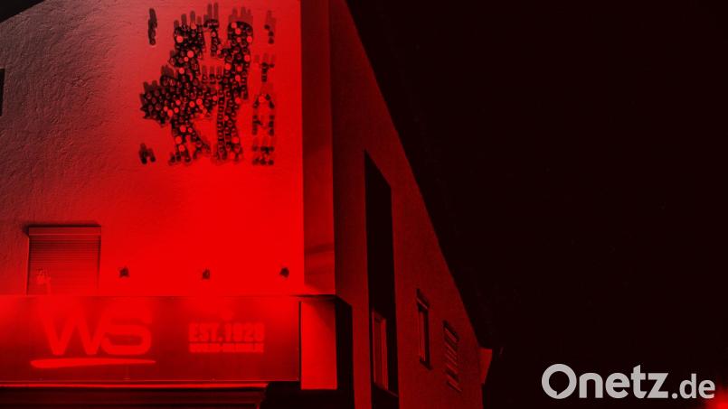 „Dein WS strahlt am Montag rot“, schreiben die Kulmainer Betreiber auf ihrer Facebook-Seite. Damit beteiligt sich die Diskothek bei der Aktion „Night of Light 2020“, die auf die aktuell dramatische Lage der Veranstaltungsbranche hinweisen möchte. Bild: wskulmain/exb