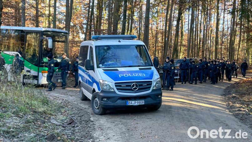 Polizisten und Einsatzfahrzeuge stehen in einem Waldstück. Dort wurde am Dienstag ein Knochen der seit 1995 vermissten Sonja Engelbrecht gefunden. Archivbild: Friedrich/Vifogra/dpa