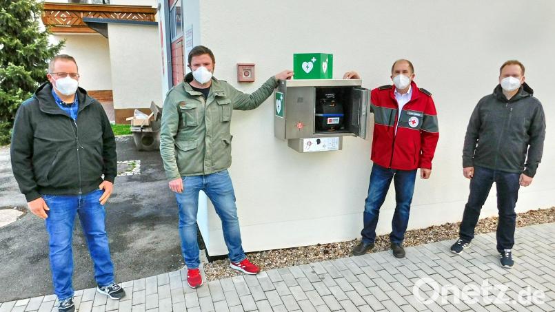 Der neueste Defi in der Region befindet sich im Speichersdorfer Ortsteil Guttenthau. Das Bild zeigt (von links) Bernd Pöhlmann (Kommandant der Feuerwehr Guttenthau-Roslas), Michael Kaußler (Vorsitzender der Feuerwehr Guttenthau-Roslas), Karl Bernet (ehrenamtlicher AED-Instruktor vom BRK) und Bürgermeister Christian Porsch. Bild: hai
