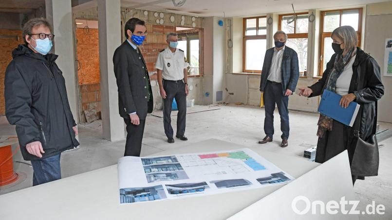 Die alte Wache der Polizeiinspektion Weiden ist Großbaustelle, die (von links) Fachbereichsleiter Roman Beer vom Staatlichen Bauamt Amberg-Sulzbach, Landtagsabgeordneter Stephan Oetzinger, Polizeidirektor Klaus Müller sowie Gerd Demleitner und Elisabeth Bücherl-Beer von der Servicestelle Weiden des Staatlichen Hochbauamtes besuchen. Bild: Gabi Schönberger
