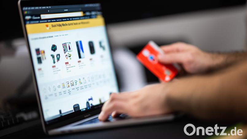 Wenn Sie online einkaufen, sollten Sie keinesfalls via Vorkasse bezahlen, rät die Verbraucherzentrale. Symbolbild: Mohssen Assanimoghaddam