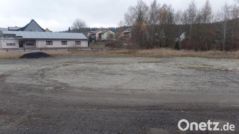 Auf dem aktuell noch gemeindlichen Grundstück (im Bildvordergrund) im Baugebiet „Südwestlich der Talstraße“ beabsichtigt ein Investor im kommenden Jahr die Errichtung eines Mehrfamilienhauses mit neun Wohnungen und Carportanlage. Notwendig hierzu ist die Erweiterung der Erschließungsanlagen, Erneuerung des Mischwasserkanals und Verlängerung der Wasserleitung durch die Gemeinde Neusorg. Bild: br