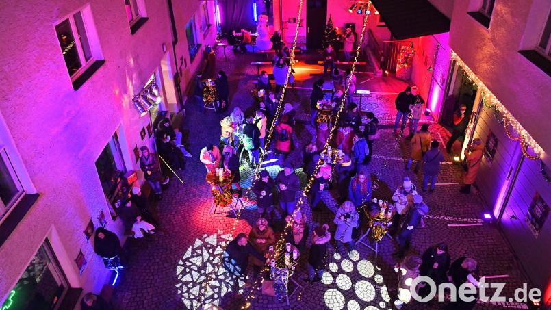 Unter dem weihnachtlichen Sternenhimmel haben es die Gäste am "Winterhoffest" genossen, der Musik zu lauschen, Glühwein zu trinken und brasilianisches Essen zu probieren. Bild: Petra Hartl