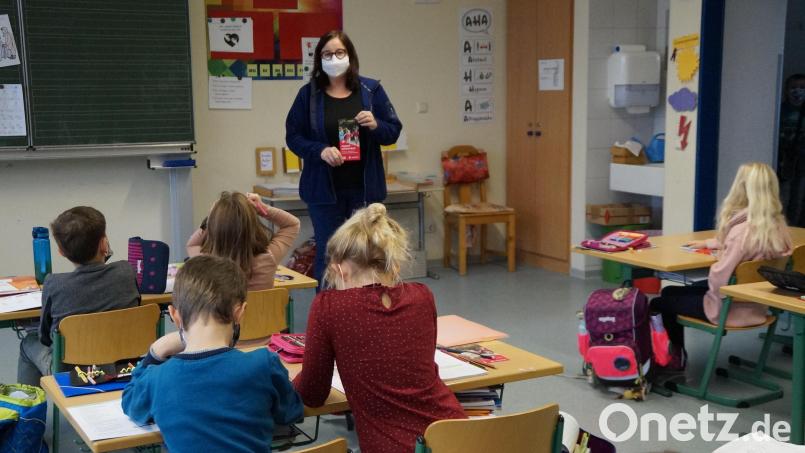 Sozialpädagogin Maria Rötzer hat alle Klassen der Grundschule besucht und sich und ihre Arbeit vorgestellt. Jedes Kind hat den neuen Flyer erhalten, in dem das Beratungsangebot der Sozialpädagogin dargestellt ist. Bild: wel