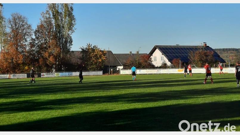 Schiedsrichtern in Kümmersbruck: Elf Rote, Elf Schwarze, ein Blauer. Bild: Sarah Pfeiffer