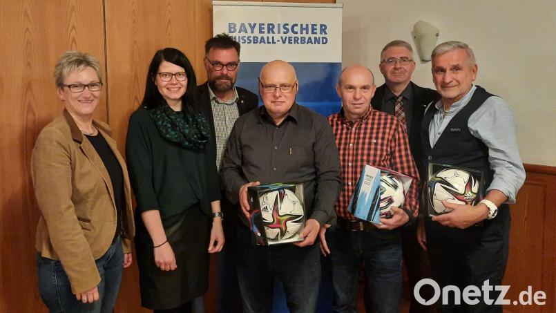 BFV-Vizepräsidentin Silke Raml, BFMA-Vorsitzende Kerstin Costa (von links) sowie Bezirksvorsitzender Thomas Graml 8Zweiter von rechts) zeichneten (von links) Josef Schiesl (SpVgg Pirk), Georg Carlejan (SV Inter Bergsteig Amberg), Alfred Scherm (SC Germania Amberg) und Michael Eberle (1.FC Beilngries) für ihre Verdiente um den Frauenfußball aus. Bild: Dennis Martin/BFV