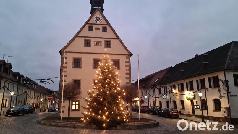 Schön funkelt der Grafenwöhrer Weihnachtsbaum dem ersten Advent entgegen. Bild: sne