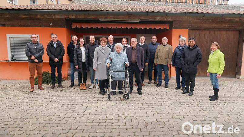 Ihren 100. Geburtstag feierte Anna Rückerl (vorne). Am Ehrentag gab es zahlreiche Glückwünsche von Familie und Vereinen, aus Politik und katholischer Kirchengemeinde. Zusammen mit Sohn Meinhard Rückerl (vorne rechts), Enkelin Sabine Rückerl (vorne links) und Enkel Dieter Rückerl (hinten, Sechster von links) freute sich die Jubilarin über die Gratulanten. Bild: bsc