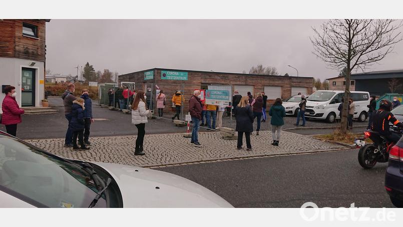 Ansturm auf das Testzentrum in Tirschenreuth: Kurz nach Öffnung des Testzentrums am Samstag um 13 Uhr warteten in zwei Schlangen rund 100 Personen auf einen PCR- oder POC-Antigen-Schnelltest. Bild: lue