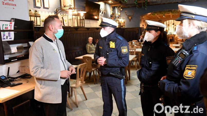Landratsamt und Polizei nahmen am Donnerstag in Marktredwitz Corona-Kontrollen vor. Symbolbild: Felix Hörhager/dpa
