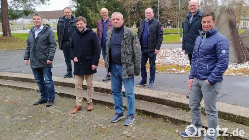 Besuch bei Buchtal: Das Bild zeigt (von links) Andreas Kramer, Thomas Betz, Peter Neumeier, Anton Zilker, Berthold Braun, Gerhard Brunner, Rolf Klebl und Stefan Bartl-Schöls (von links). Bild: Firma Buchtal/exb