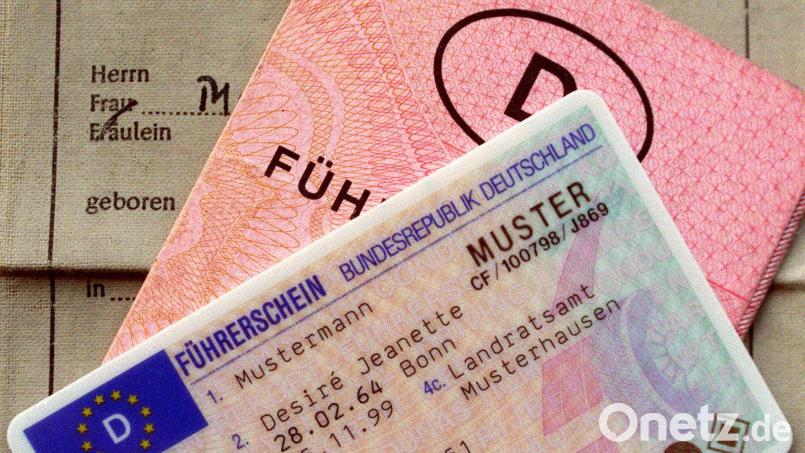 Grauer Lappen, rosa Schein und Plastikkarte: Drei Generationen Führerscheine sind auf dieser Aufnahme zu sehen. Symbolbild: Norbert Försterling/dpa