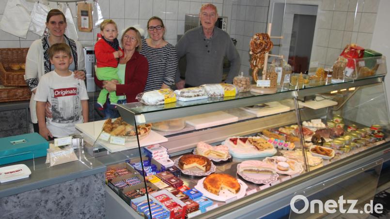 In der ehemaligen Metzgerei Friedl findet sich nun das „Dorflädle“ von Jacqueline Braune (Zweite von rechts). Beim täglichen Betrieb kann Jaqueline auf die Unterstützung ihrer Familie, (von links) Schwester Jeanette mit Sohn Mike, Mutter Gabriela Georg mit Enkel Luca und Vater Karl-Heinz Georg, bauen. Bild: kro