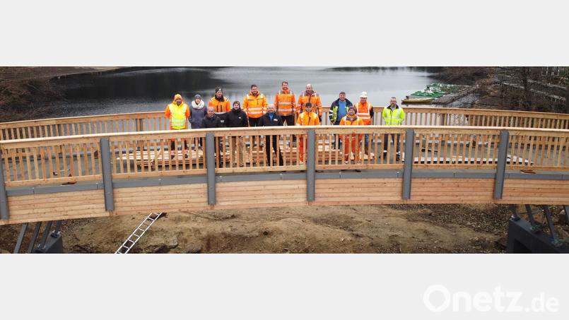 Über die Erneuerung der Brücken Fichtelsee freuen sich unter anderem Bürgermeister Sebastian Voit (vorne, Zweiter von links), Geschäftsstellenleiter Thomas Förster (vorne, links) und Statiker Ingo Schreyer (vorne, Dritter von links). Bild: exb