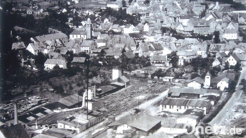 Blick auf das ehemalige Danhauser-Gelände (Vordergrund) am Ramgraben. Oben ist die Altstadt mit der Pfarrkirche St. Johannes zu sehen, unten erkennt man noch die Bahngleise. Bild: Danhauser-Firmengruppe